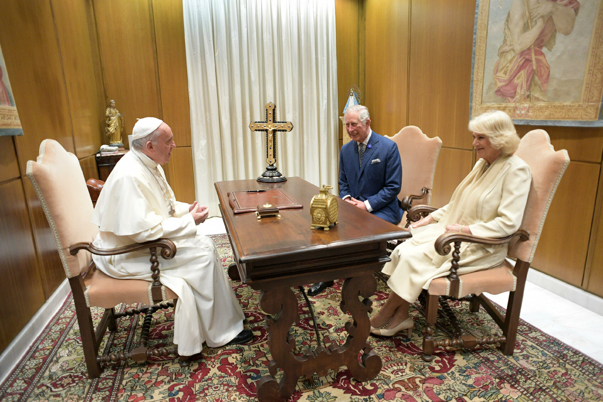 Papst Franziskus, Prinz Charles und seine Ehefrau Camilla 2017 im Vatikan.