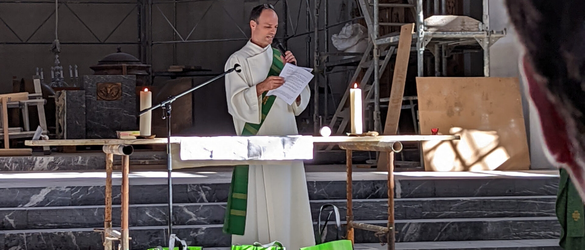 Diakon Felix Zgraggen bei einem Baustellengottesdienst in Thalwil.