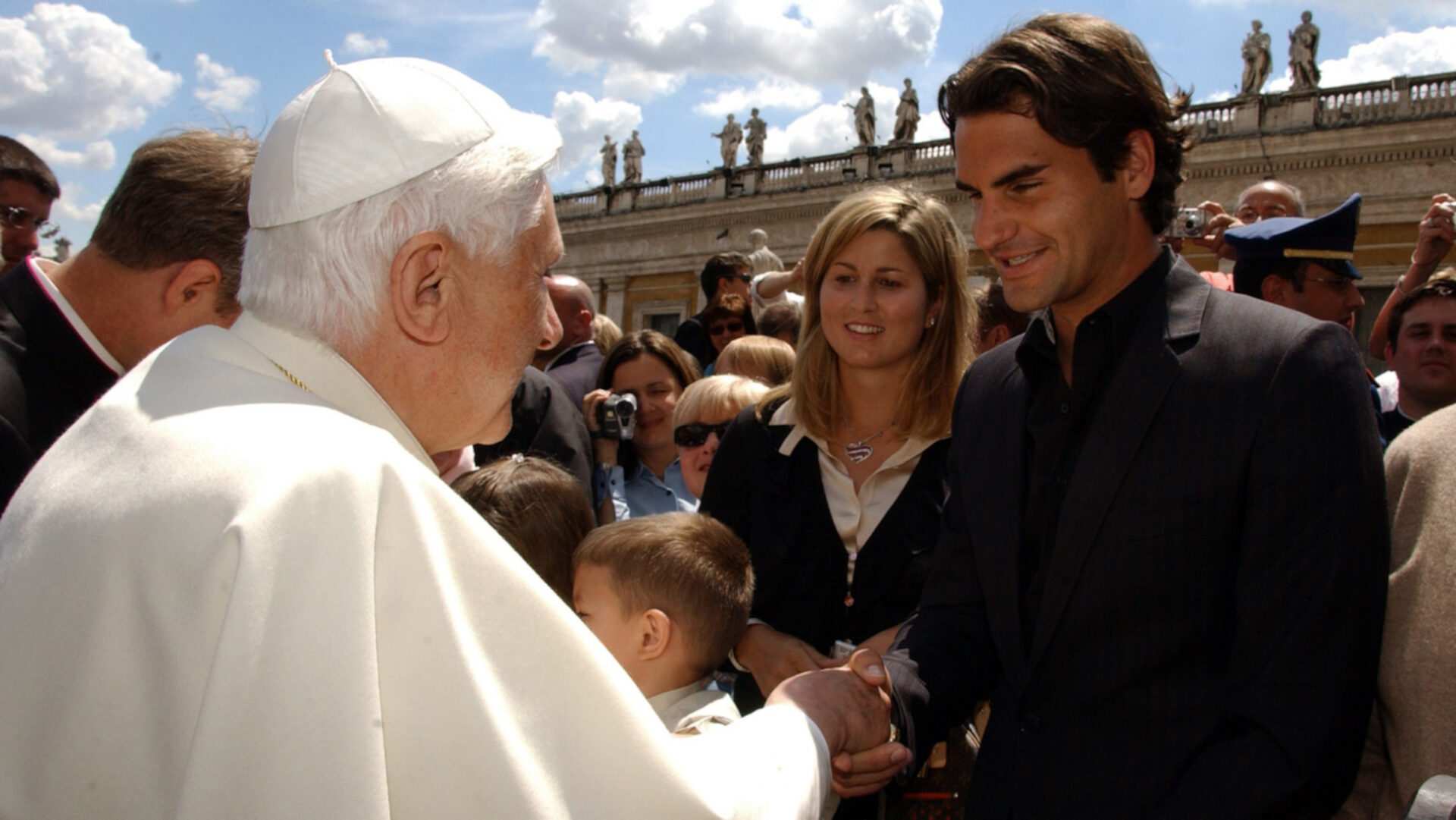 Roger Federer mit Papst Benedikt im Jahr 2006.