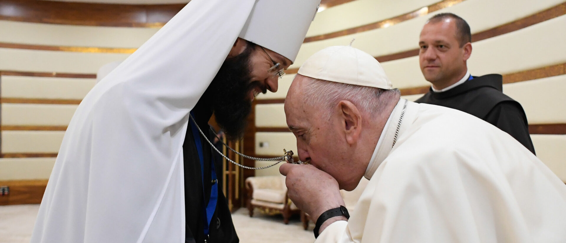 Papst Franziskus küsst in Kasachstan das Enkolpion von Metropolit Antonij Sevrjuk.