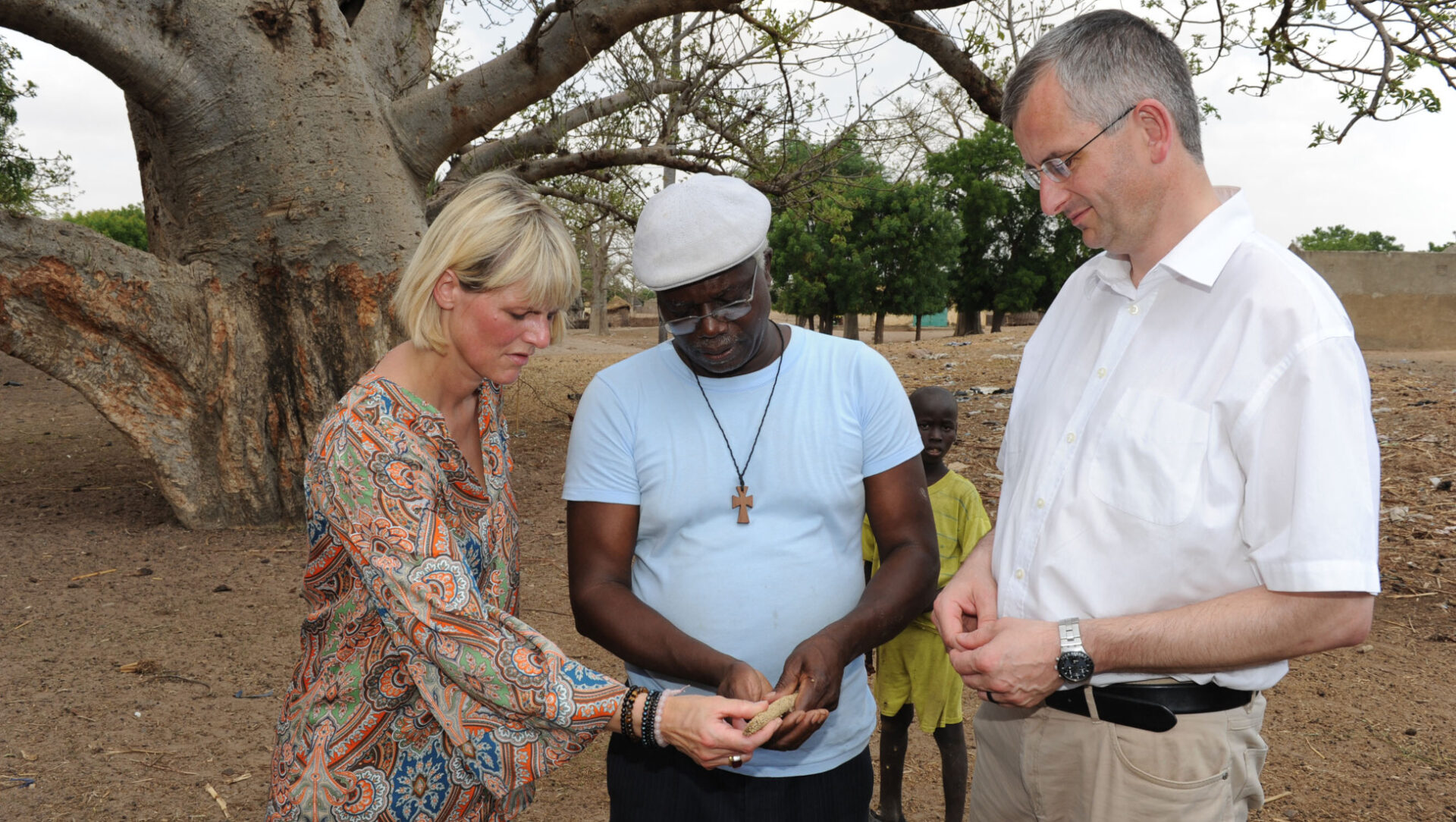 Gundula Gause besucht ein Hilfsprojekt im Senegal.