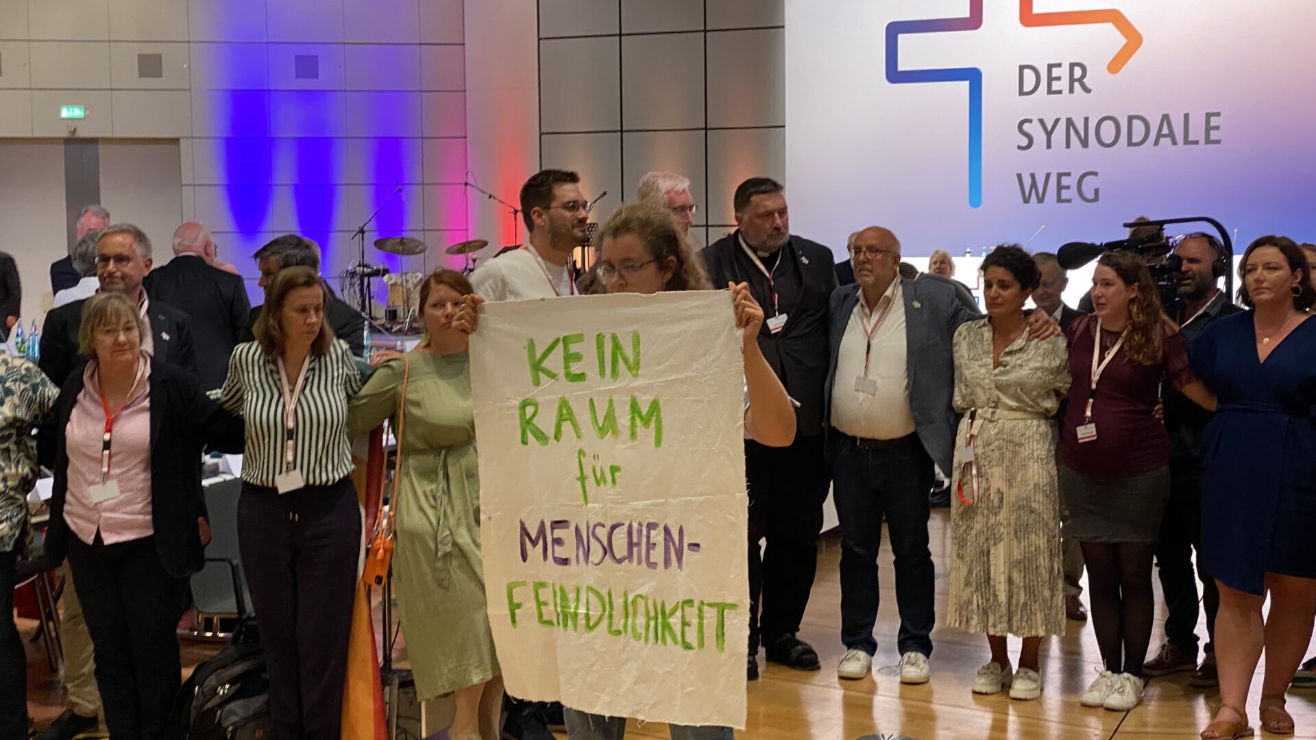 Protest gegen Entscheid der Bischöfe | Raphael Rauch