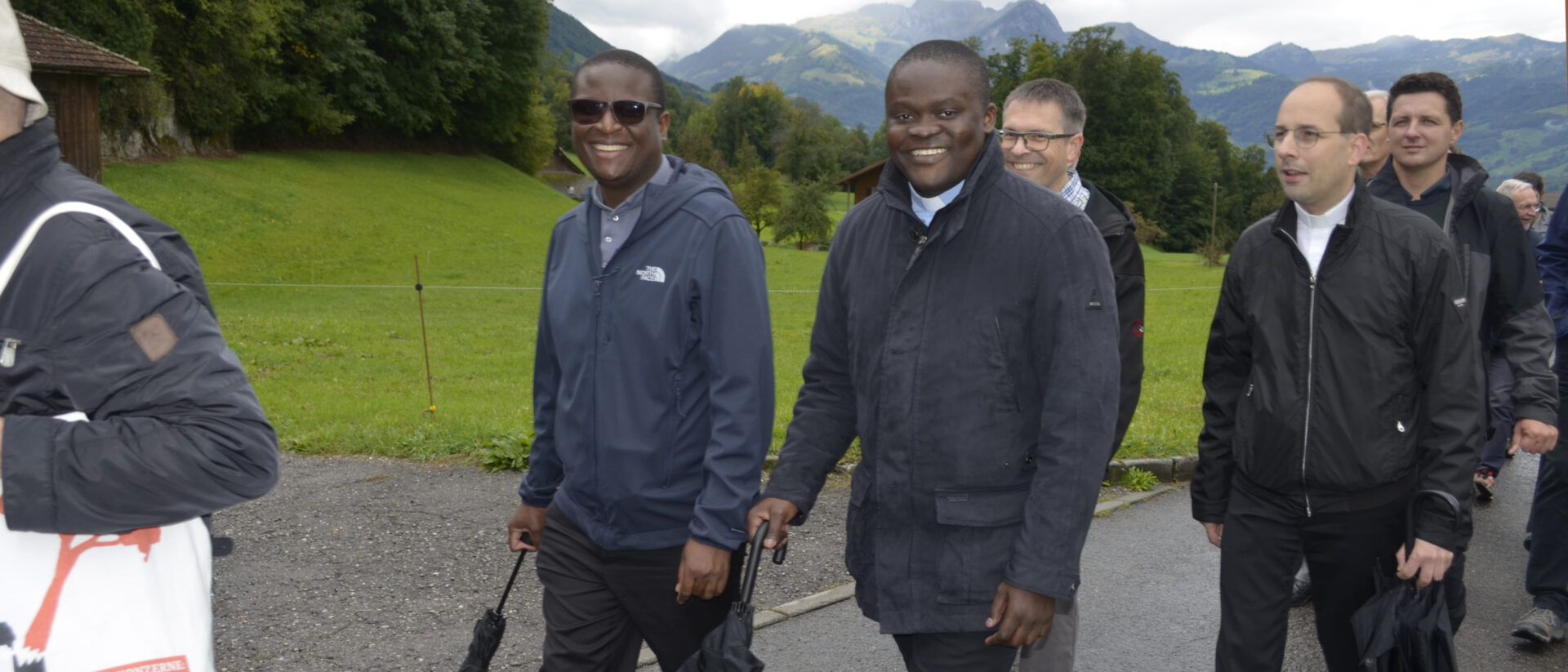 Hermann Ngoma Mbuinga (Mitte, ohne Brille) freut sich, Priesterkollegen zu sehen.