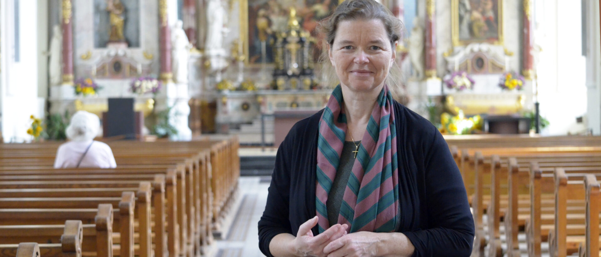 Ruth Mory-Wigger an ihrem Wirkort – der Klosterkirche Engelberg