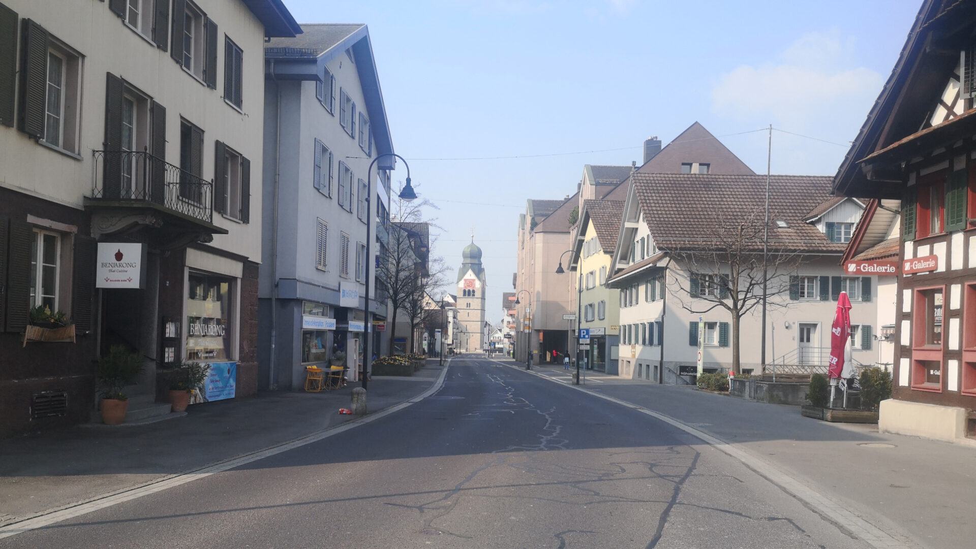 Fixpunkt in Baar: Die grosse St. Martinskirche an der Dorfstrasse.