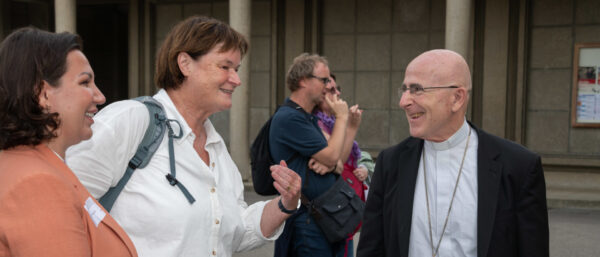 Monika Schmid und Bischof Joseph Bonnemain | Laurent Crottet