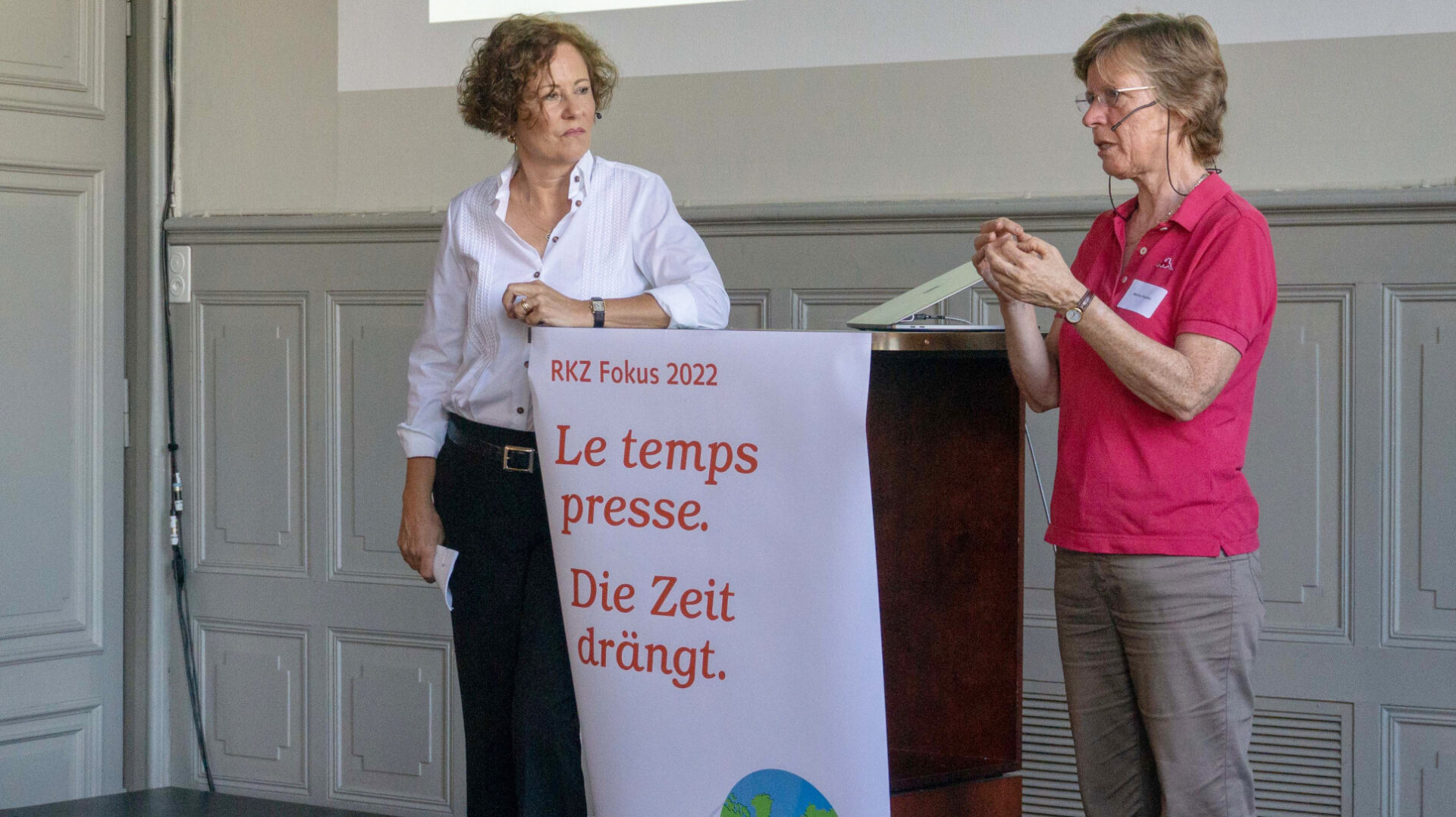 Moderatorin Beatrice Müller (links) interviewt Klimaforscherin Martine Rebetez.