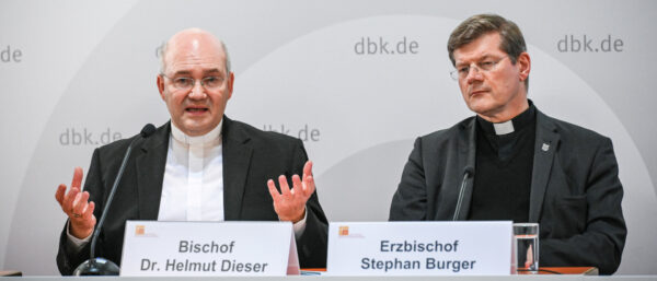 Helmut Dieser (l.), Bischof von Aachen und Beauftragter der Deutschen Bischofskonferenz (DBK) für Fragen des sexuellen Missbrauchs im kirchlichen Bereich. | KNA