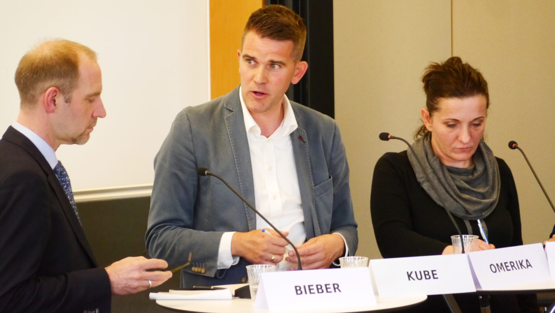 Florian Bieber, Stefan Kube und Armina Omerika diskutieren über die Rolle von Religionsgemeinschaften auf dem Balkan.