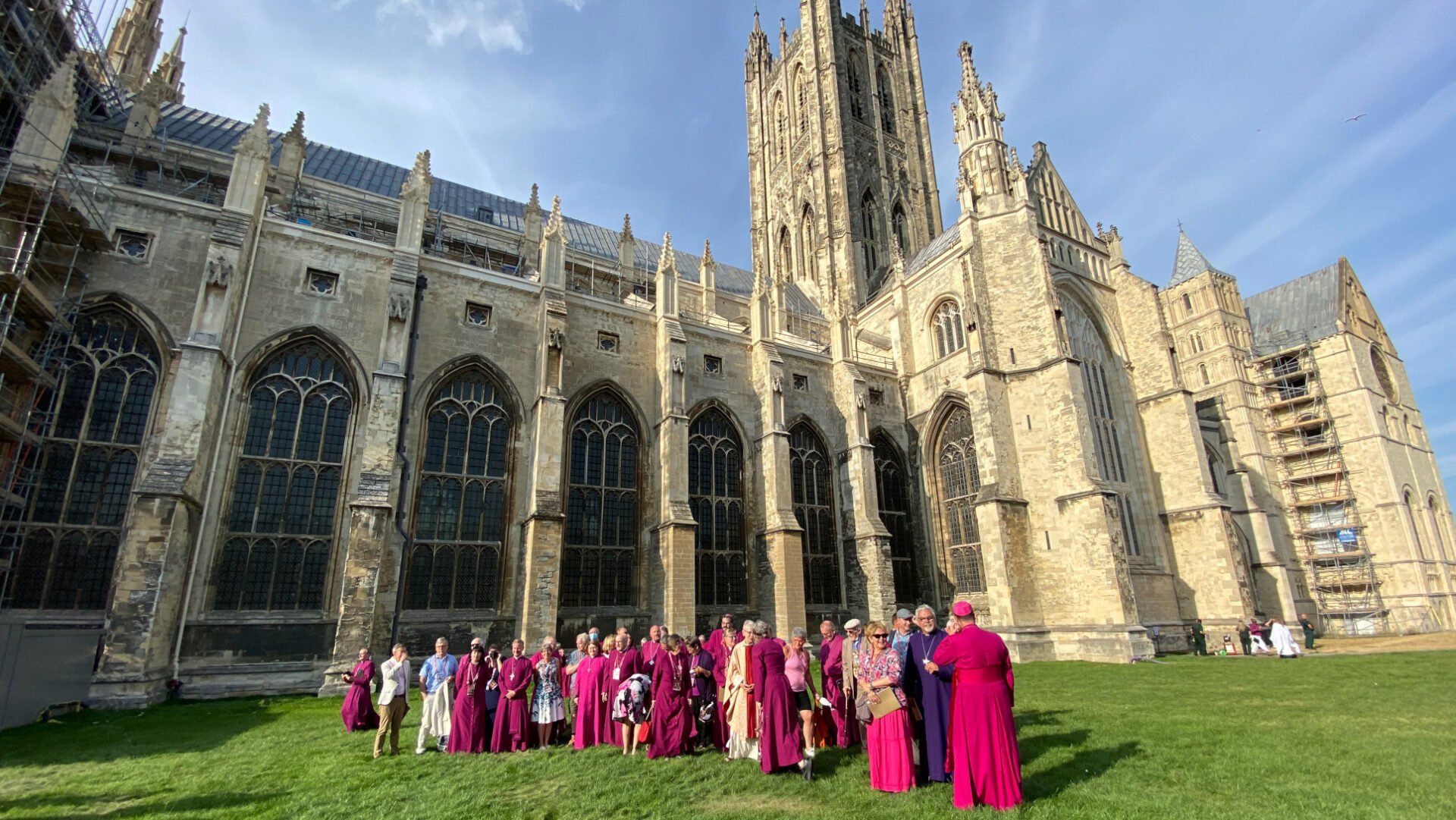 Bischöfe vor der Kathedrale von Canterbury nach dem Abschlussgottesdienst der Lambeth-Konferenz am 7. August 2022 in Canterbury.