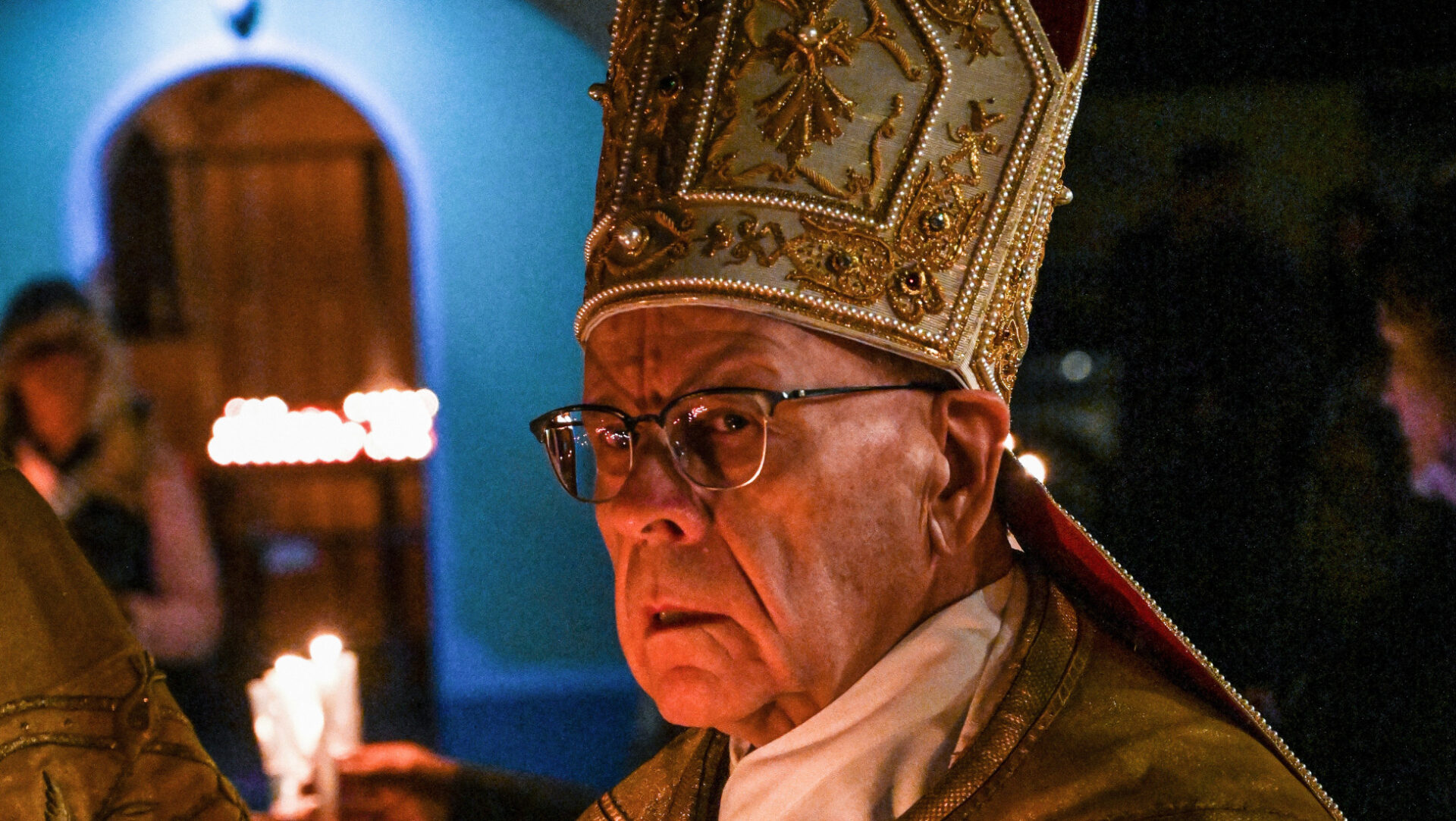 Vitus Huonder, emeritierter Bischof von Chur, hält eine Kerze bei einer Lichterprozession der Priesterbruderschaft St. Pius X. am 16. Oktober 2022 in Stuttgart.