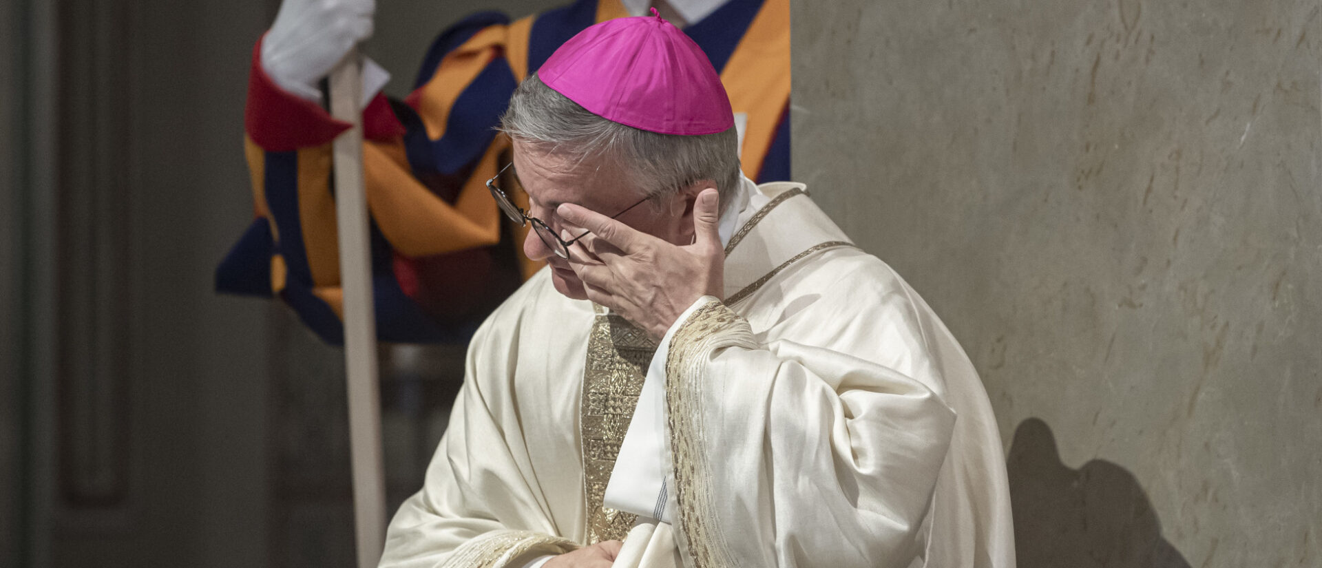 Tränenreicher Abschied: Bischof Valerio Lazzeri bei seiner Verabschiedung als Bischof von Lugano.