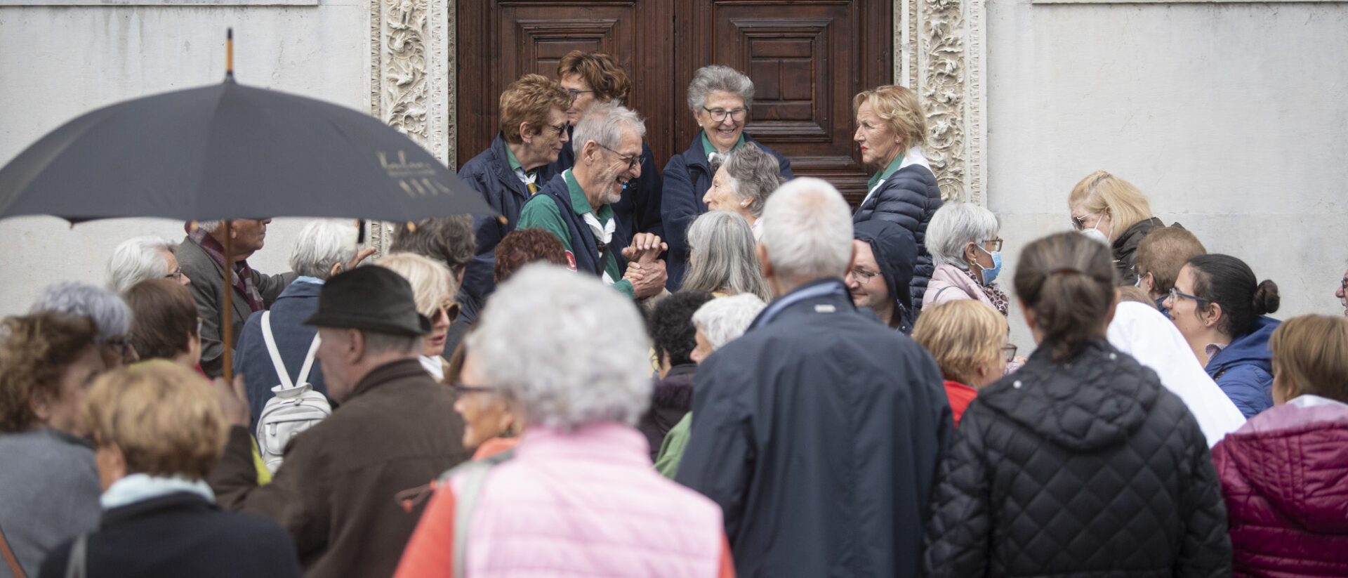 Gottesdienstbesuchende beim Abschied von Bischof Valerio Lazzeri vor der Kathedrale in Lugano