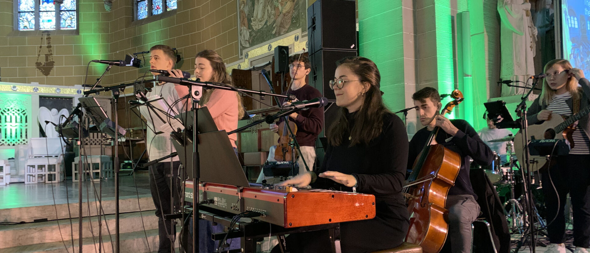 Die Adoray-Band spielt in der St. Michaelskirche in Zug.