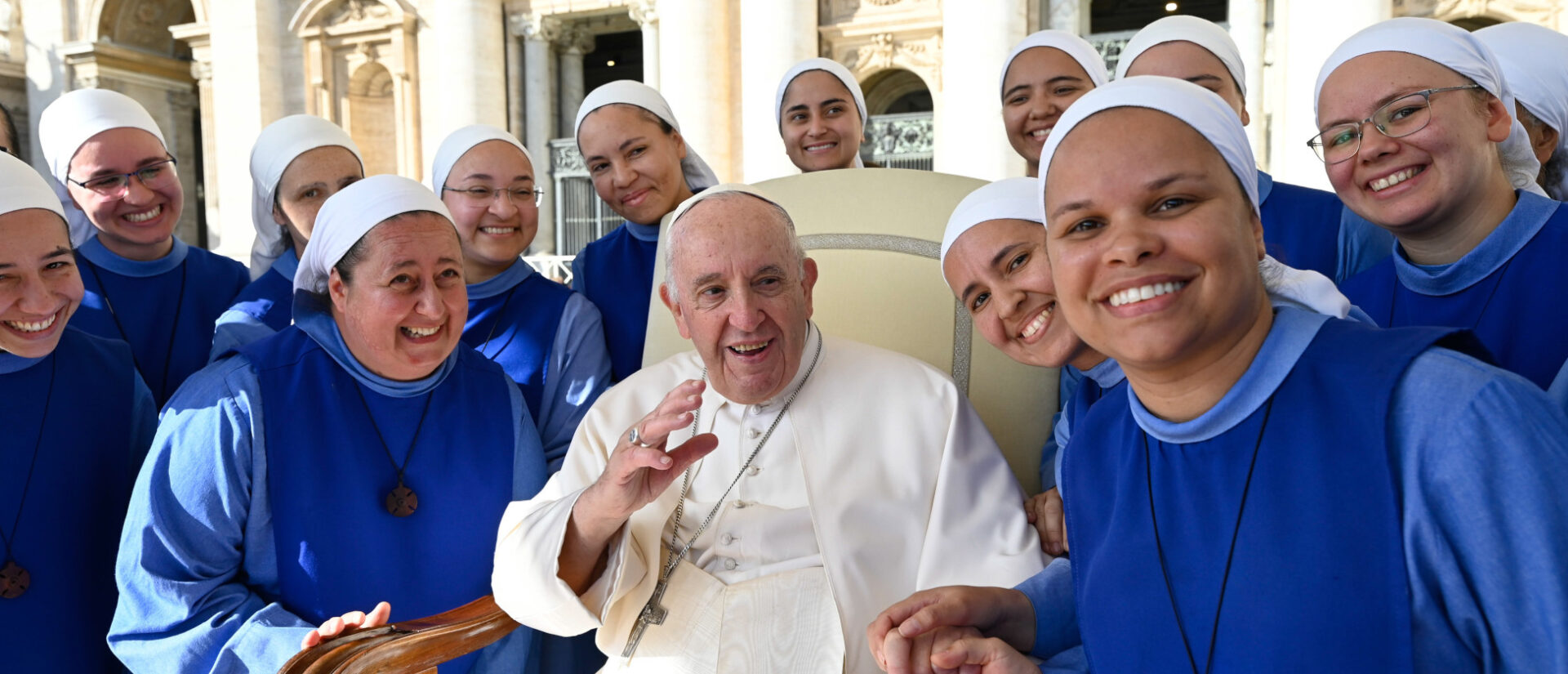 Papst Franziskus mit Ordensschwestern bei der Generalaudienz auf dem Petersplatz am 19. Oktober 2022 im Vatikan.
