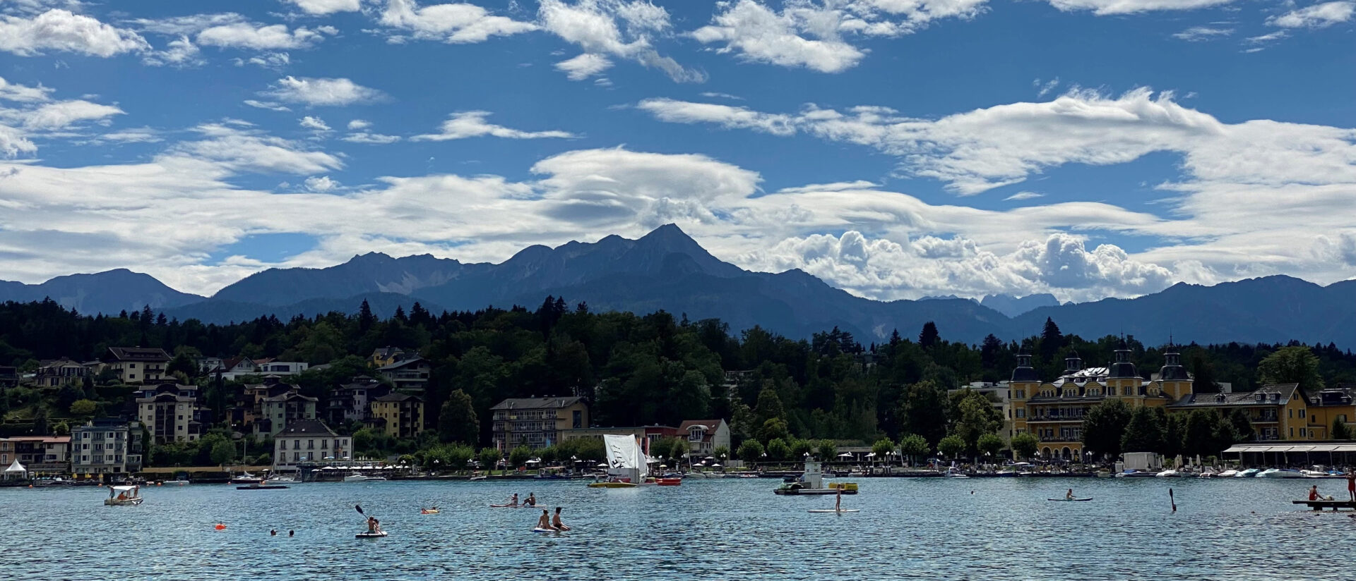 Der Wörthersee in Kärnten. Rechts ist das gelbe Schloss am Wörthersee zu sehen – Drehort einer ZDF-Serie.