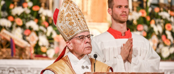 Vitus Huonder, emeritierter Bischof von Chur, bei einer Predigt bei den Piusbrüdern.