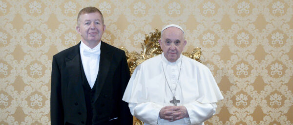 Raphael Schutz und Papst Franziskus. | KNA