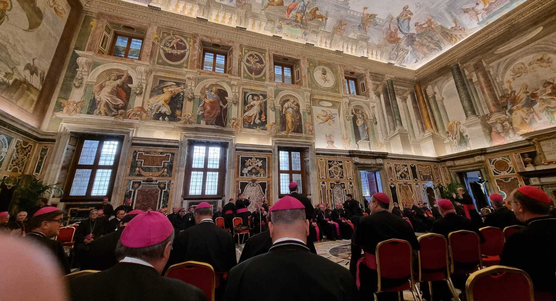 Warten auf den Papst: In diesem Saal sprach Papst Franziskus mit frisch geweihten Bischöfen – darunter auch Bischof Joseph Bonnemain.