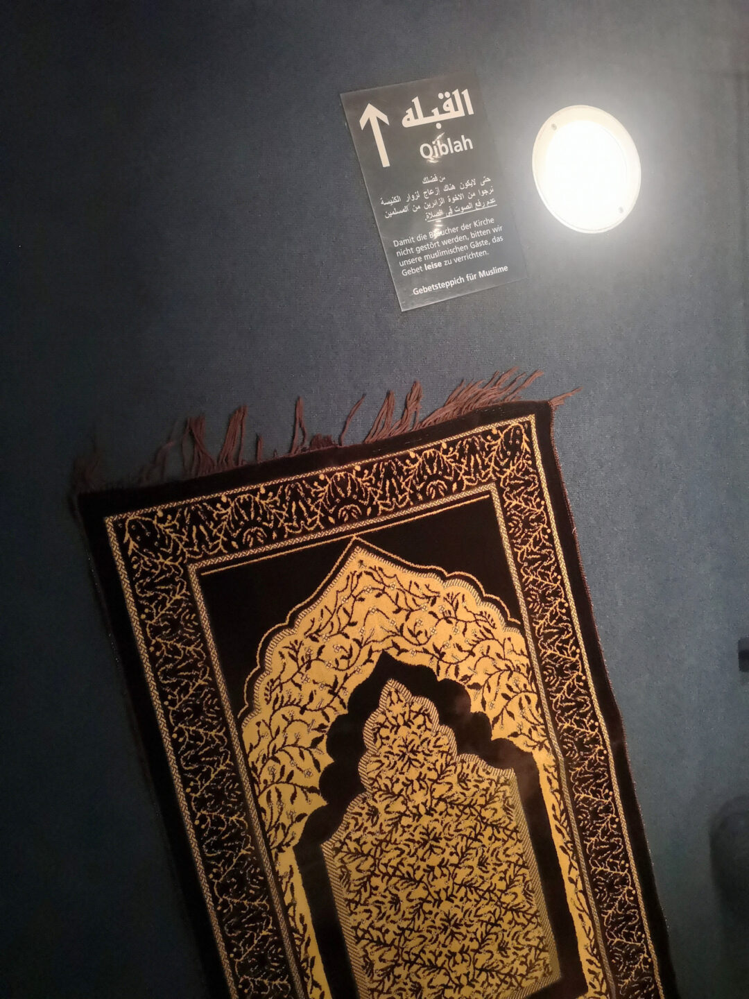 Für Muslime in der Zürcher Bahnhofkirche: Gebetsteppich.