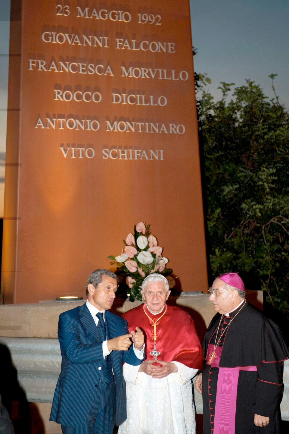 Papst Benedikt XVI. betete am 3. Oktober 2010 vor dem Gedenkstein für Giovanni Falcone in Capaci und für die Opfer der Mafia .