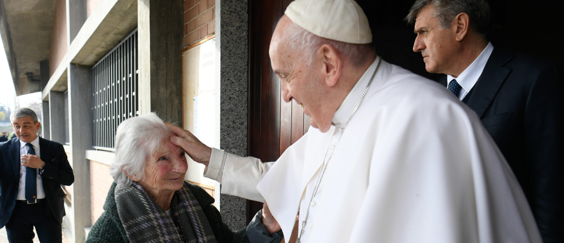 Papst Franziskus segnet eine Frau nach dem Besuch einer Kirche in Asti (Italien), 19. November 2022.