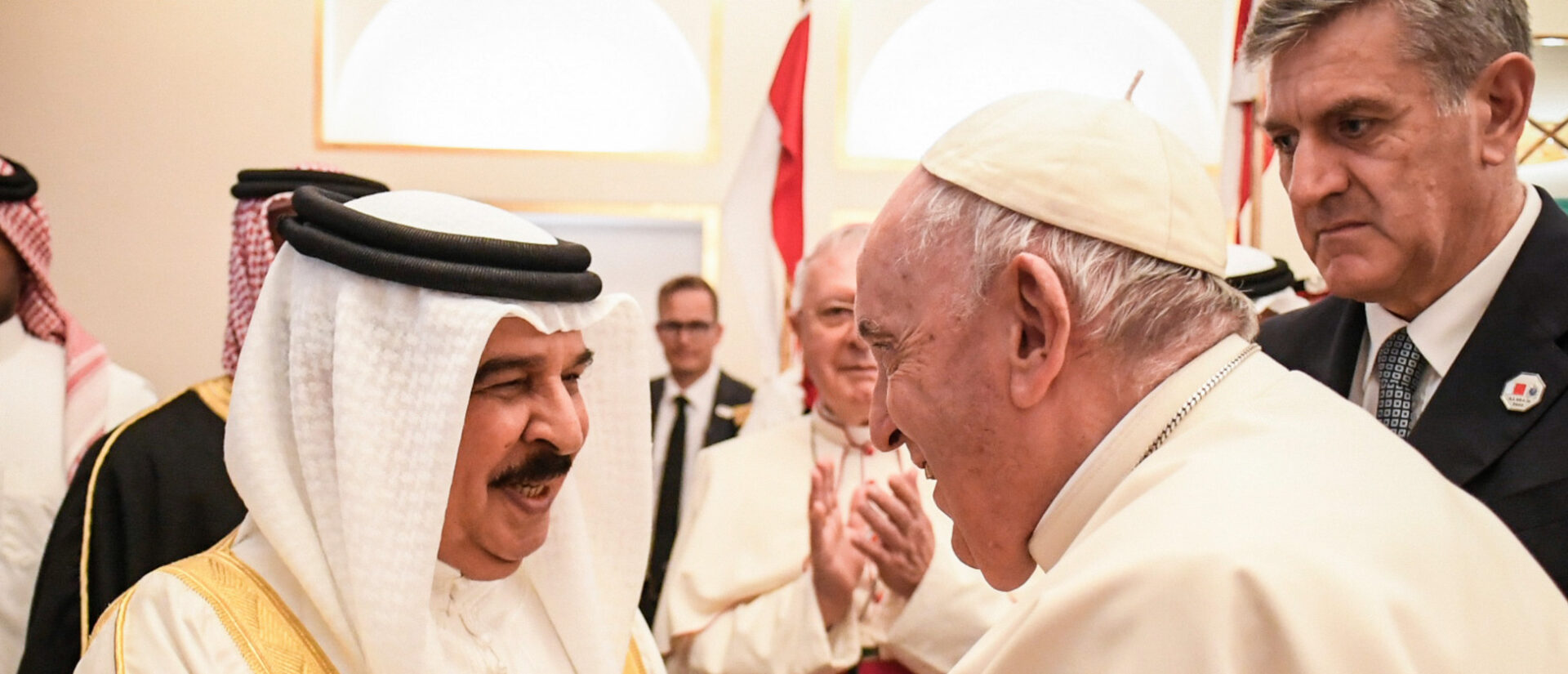Papst Franziskus und der König von Bahrain. In der Mitte, halb verdeckt: Bischof Paul Hinder.