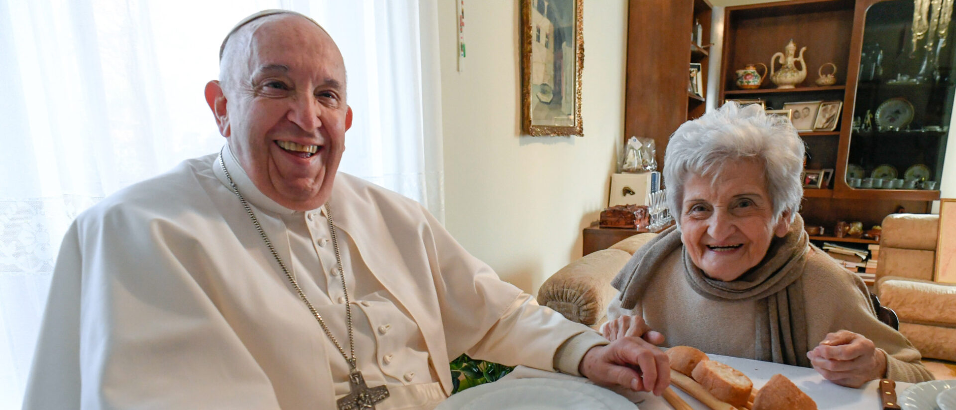 Papst Franziskus besucht seine Cousine Carla Rabezzana am 19. November 2022 in Asti (Italien).