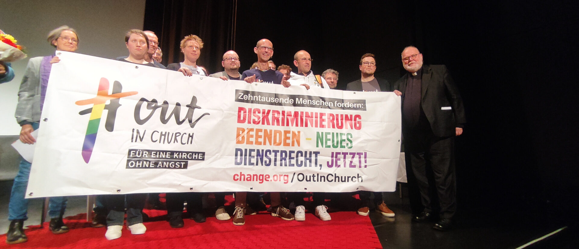 Spontane Aktion von "Out in Church" beim Katholischen Medienpreis - mit Kardinal Marx