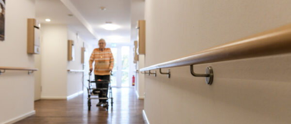 Seniorin in einem Altersheim. | Harald Oppitz/KNA