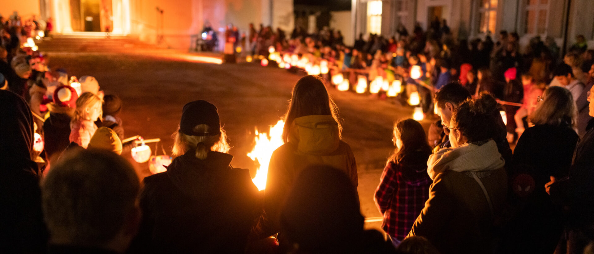 Die Lampionlichter der Kinder empfangen Martin auf dem Domplatz.
