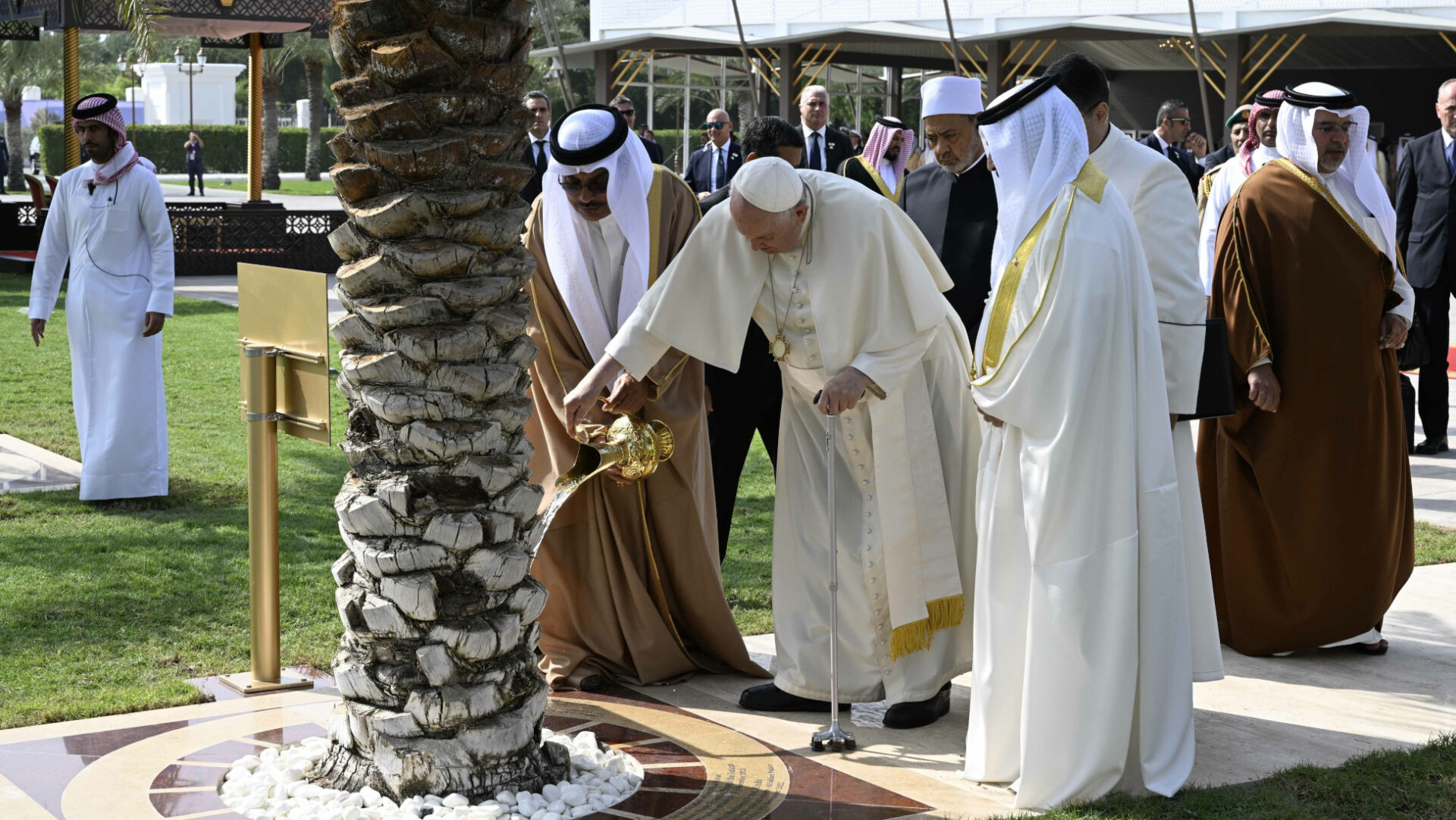 Papst Franziskus giesst in Bahrain eine Palme.
