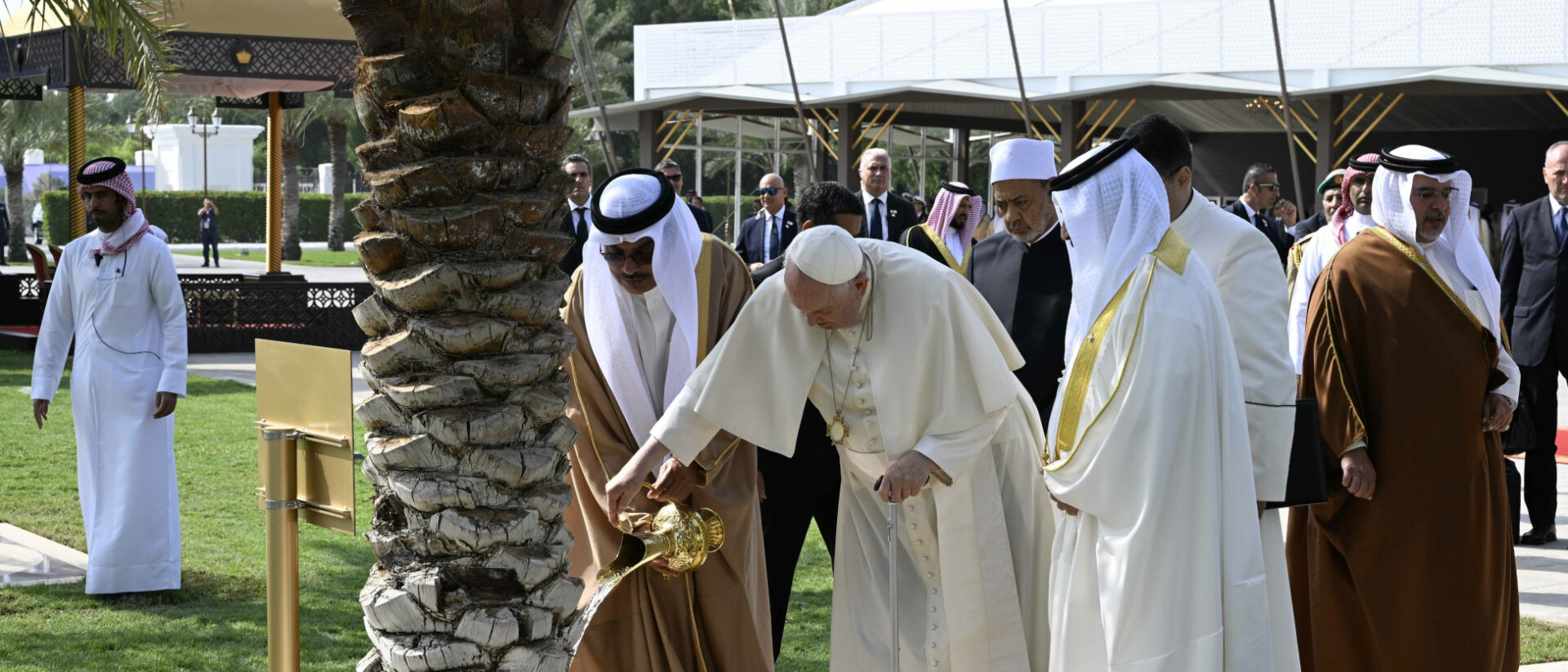 Papst Franziskus giesst eine Palme in Bahrain.