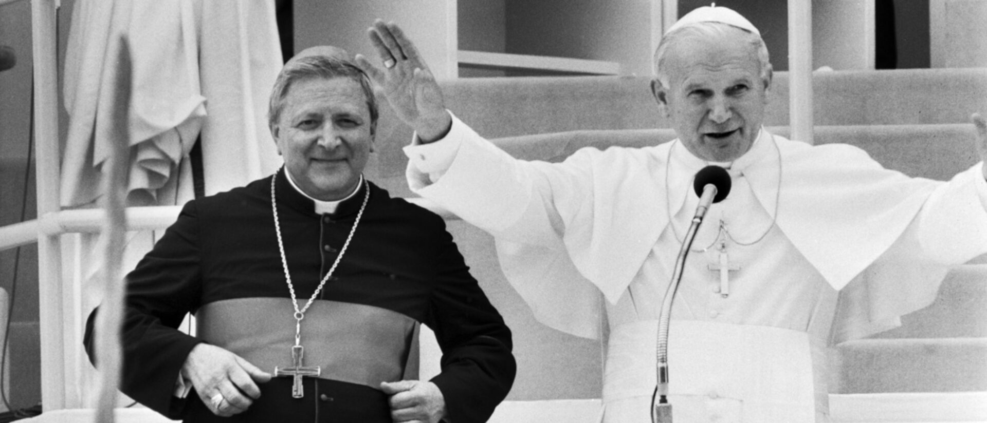 Ernesto Togni, Bischof von Lugano, links, und Papst Johannes Paul II. im Jahre 1984 in Lugano.