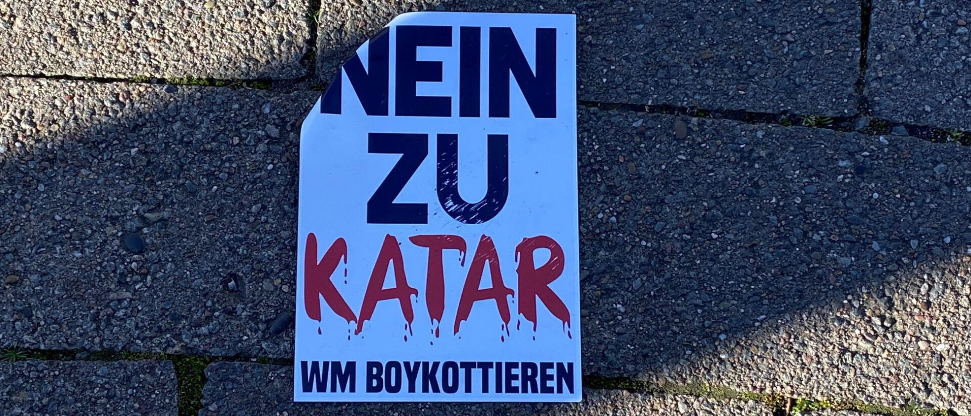 Anti-WM-Aufkleber auf der Strasse.