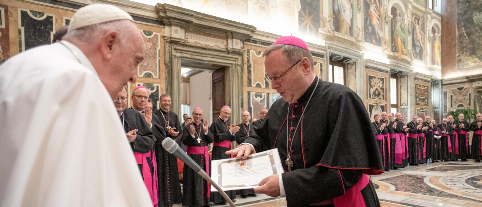 Bischof Georg Bätzing übergibt ein Dokument an Papst Franziskus am 17. November 2022 | KNA