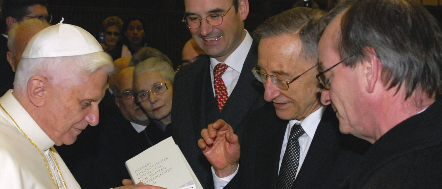Peter Hünermann (zweiter von rechts) mit Papst Benedikt XVI. | KNA