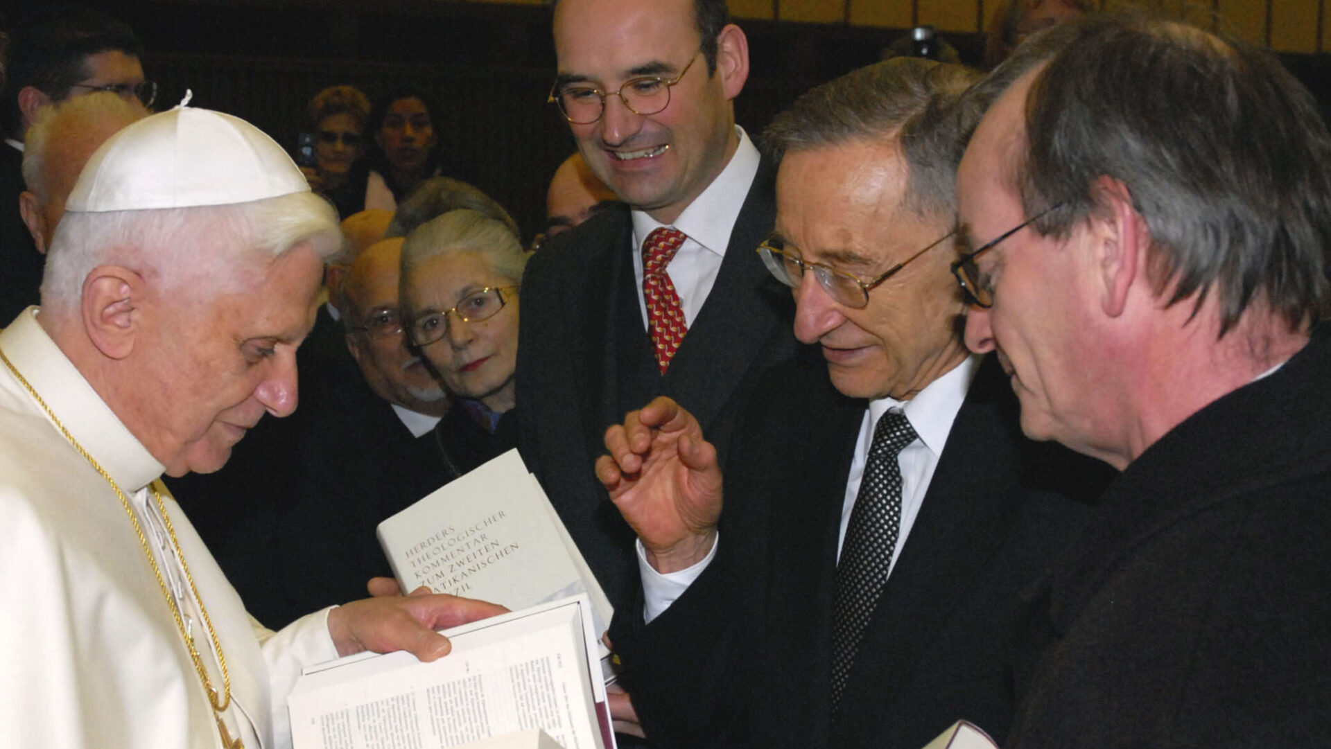 Von links: Papst Benedikt XVI. erhält 2006 den Konzilskommentar von Manuel Herder, Peter Hünermann und Bernd Jochen Hilberath.