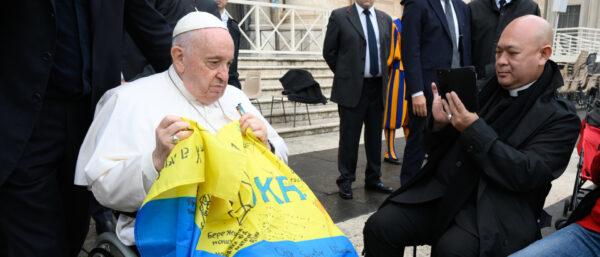 Papst Franziskus mit ukrainischer Fahne. | KNA
