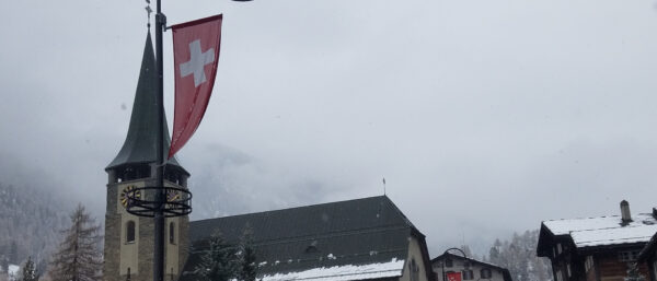 Nebel hängt über Zermatt. | Carlo Mertens
