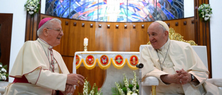 Kommunikation ermöglicht Meinungsvielfalt: Bischof Paul Hinder und Papst Franziskus. | KNA