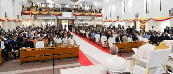 Papst Franziskus beim Treffen in der "Sacred Heart Church" in Manama. | KNA
