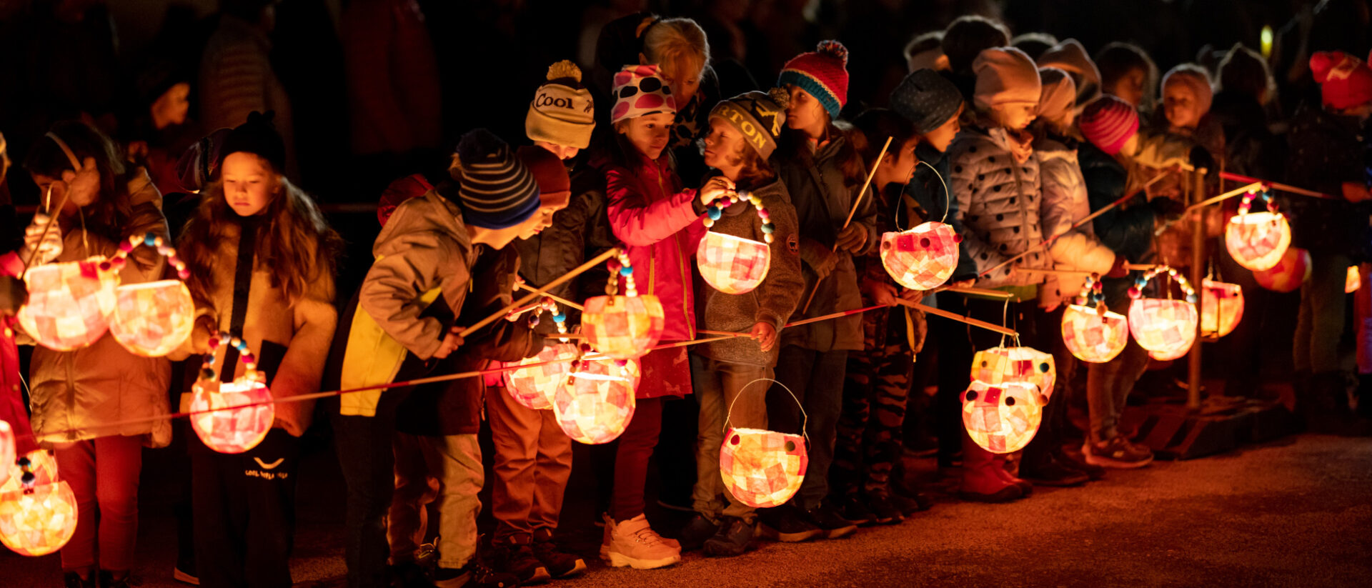 Kinder mit Lampions beim Martins-Spiel mit auf dem Domplatz in Arlesheim.