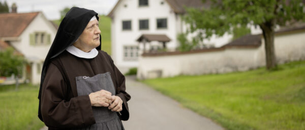 Schwester Scholastika vor dem Kloster Wonnenstein. | Daniel Ammann