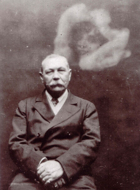 Sir Arthur Conan Doyle mit Geistererscheinung, fotografiert von Ada Deane, um 1922