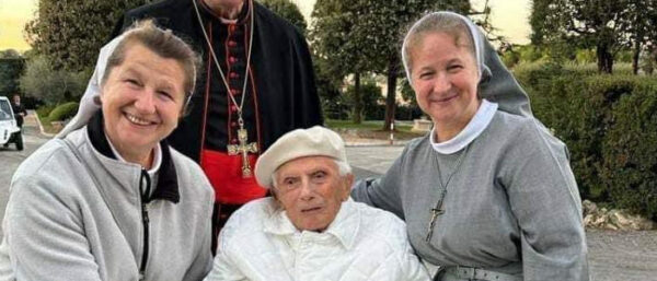 Benedikt XVI. im Rollstuhl | Twitter