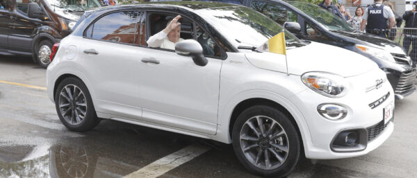 Papst Franziskus grüsst aus seinen Fiat 500. | KNA