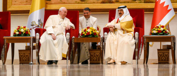 Papst Franziskus (l.) und Scheich Hamad bin Isa Al Chalifa, König von Bahrain. | KNA