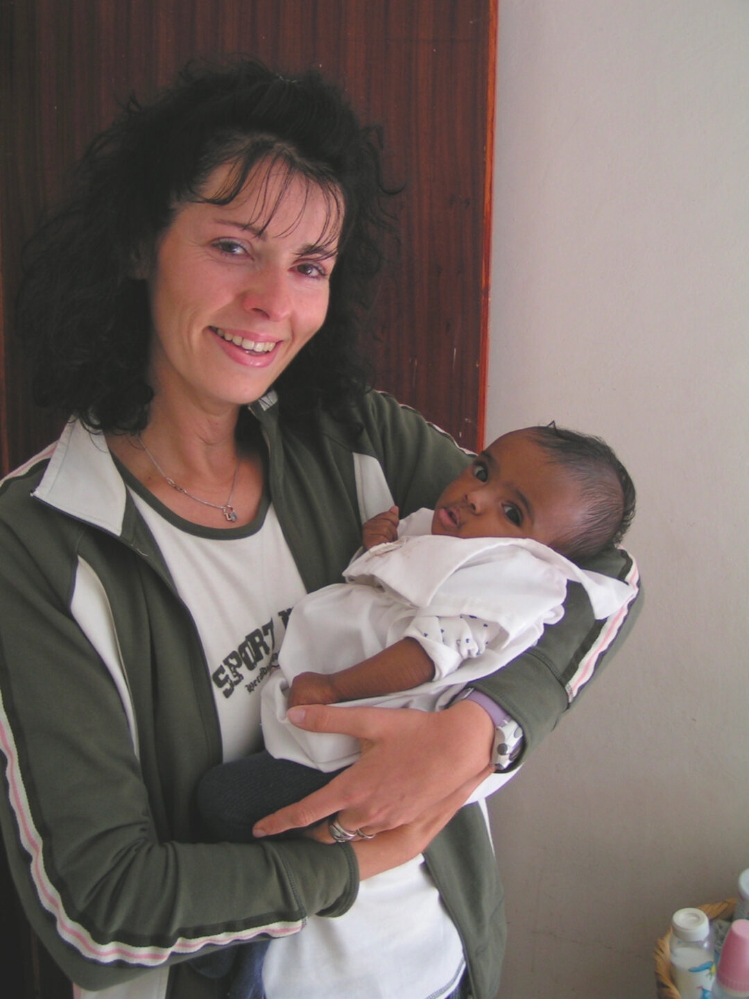 Yasmina als Baby mit ihrer Adoptivmutter: Ihre äthiopische "Bauchmama", wie sie sagt, kennt sie nicht.