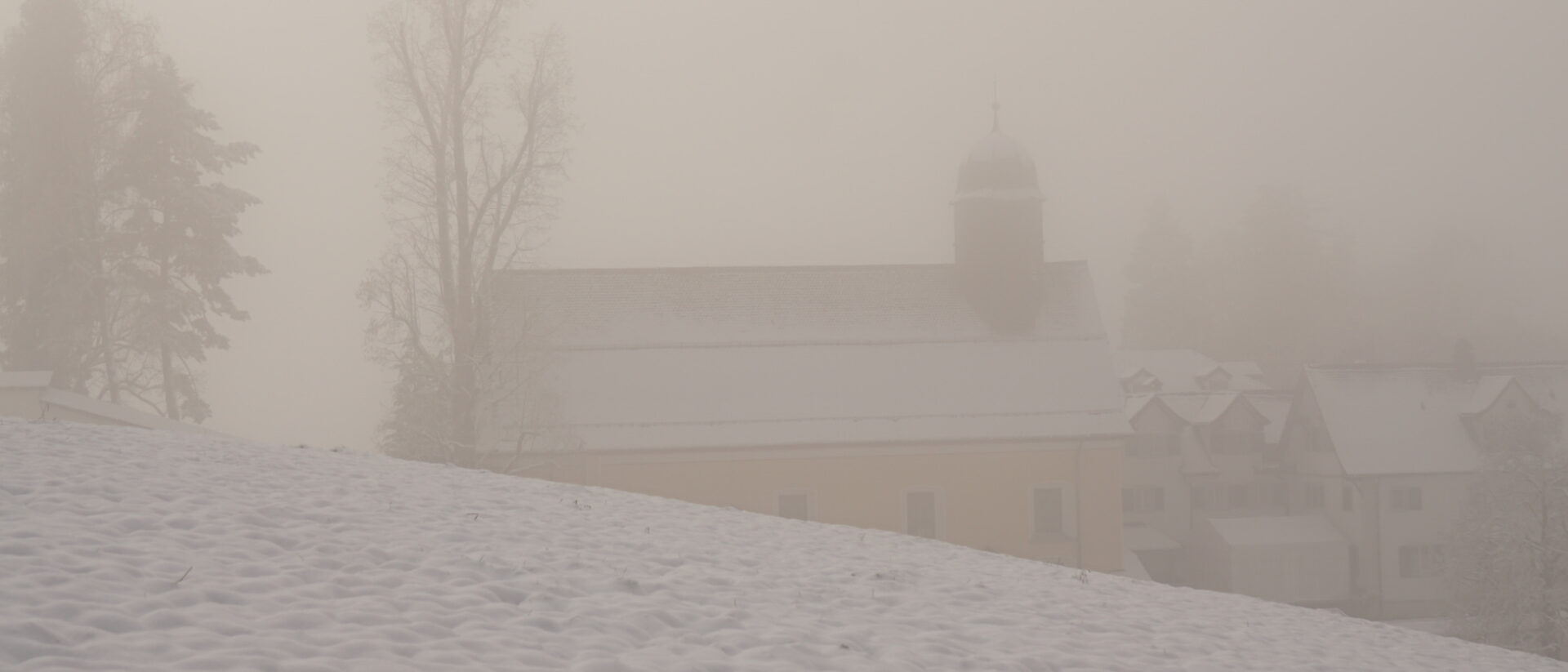 Idyllisch im Nebel: das Kloster Wonnenstein.